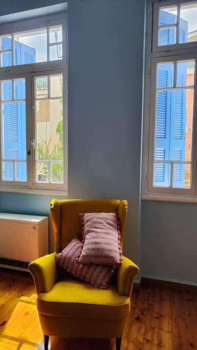 Yellow And Blue Relax House * Piraeus