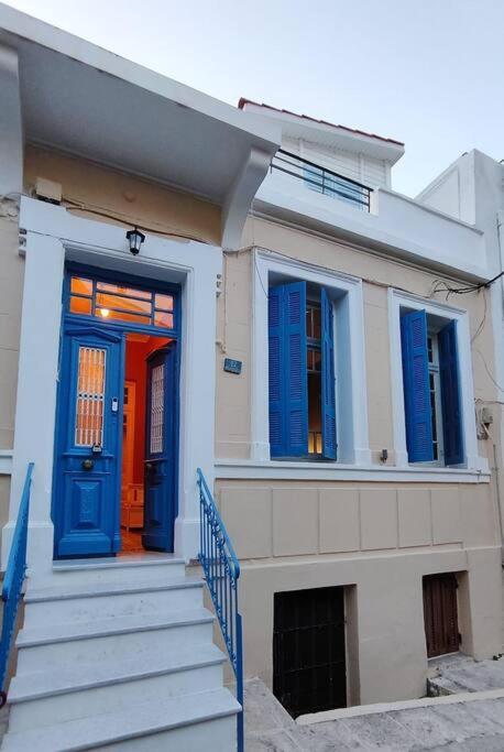 Yellow And Blue Relax House Πειραιάς